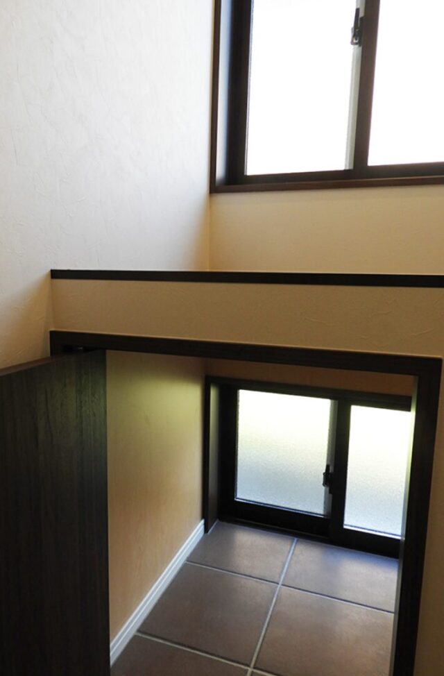 ブラックの洗練された外観にロフトとバリアフリーを備えた平屋 - 向洋ハウジング - 出入り口