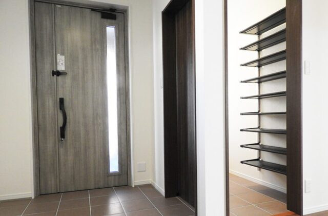 ブラックの洗練された外観にロフトとバリアフリーを備えた平屋 - 向洋ハウジング - 玄関