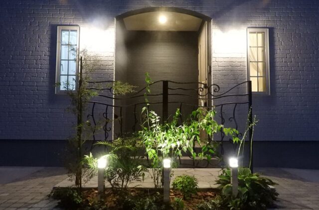 白が映える大人可愛いデザインと 変化に寄り添うフリーウォールのある2階建て - 向洋ハウジング - 玄関外構