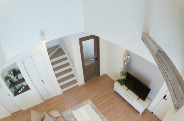 白が映える大人可愛いデザインと 変化に寄り添うフリーウォールのある2階建て - 向洋ハウジング - LDK