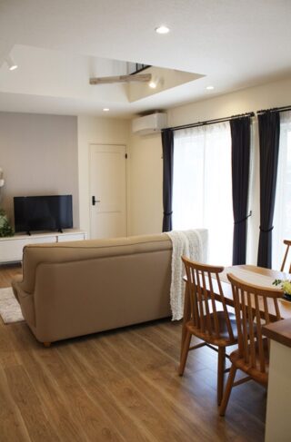 白が映える大人可愛いデザインと 変化に寄り添うフリーウォールのある2階建て - 向洋ハウジング - リビング