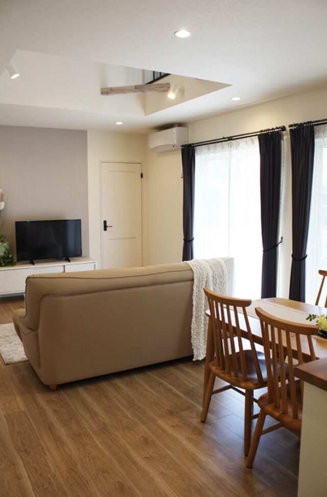 白が映える大人可愛いデザインと 変化に寄り添うフリーウォールのある2階建て - 向洋ハウジング - リビング