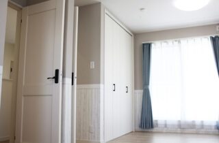 白が映える大人可愛いデザインと 変化に寄り添うフリーウォールのある2階建て - 向洋ハウジング - 子ども部屋