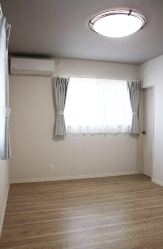 白が映える大人可愛いデザインと 変化に寄り添うフリーウォールのある2階建て - 向洋ハウジング - 洋室