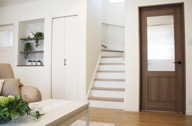 白が映える大人可愛いデザインと 変化に寄り添うフリーウォールのある2階建て - 向洋ハウジング - LDK・階段