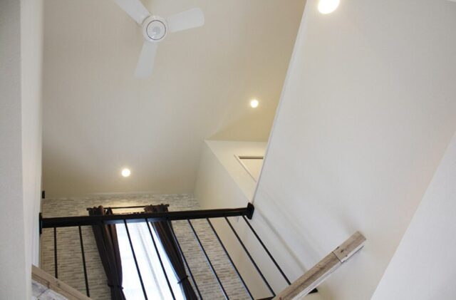 白が映える大人可愛いデザインと 変化に寄り添うフリーウォールのある2階建て - 向洋ハウジング - 吹き抜け