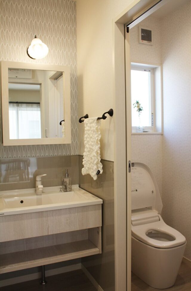 白が映える大人可愛いデザインと 変化に寄り添うフリーウォールのある2階建て - 向洋ハウジング - 洗面・トイレ