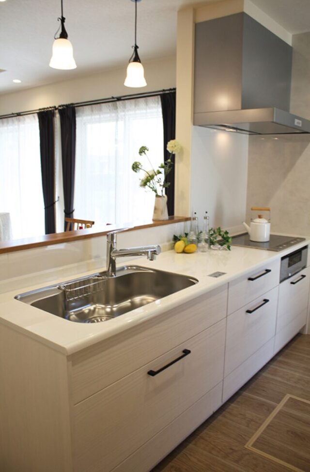 白が映える大人可愛いデザインと 変化に寄り添うフリーウォールのある2階建て - 向洋ハウジング - キッチン