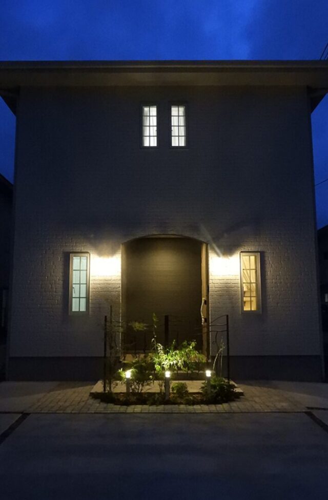 白が映える大人可愛いデザインと 変化に寄り添うフリーウォールのある2階建て - 向洋ハウジング - 夜間外観