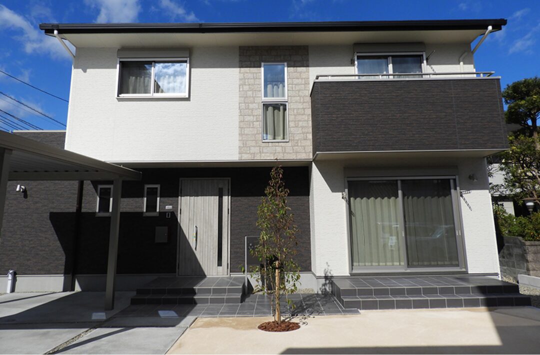 モノトーンにレンガが映えるシックな外観の回遊動線と収納が光る2階建て