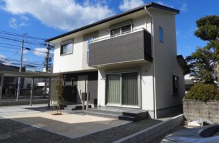 モノトーンにレンガが映えるシックな外観の回遊動線と収納が光る2階建て - 向洋ハウジング - 外観・外構