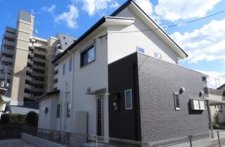 モノトーンにレンガが映えるシックな外観の回遊動線と収納が光る2階建て - 向洋ハウジング - 外観背面