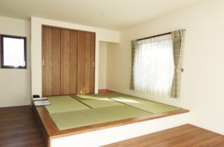 モノトーンにレンガが映えるシックな外観の回遊動線と収納が光る2階建て - 向洋ハウジング - 小上がり和室