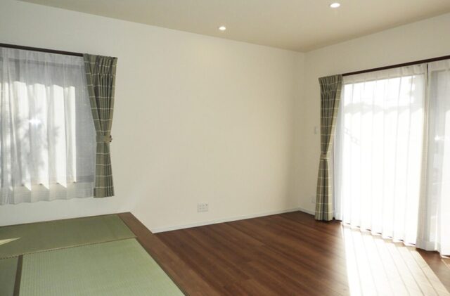 モノトーンにレンガが映えるシックな外観の回遊動線と収納が光る2階建て - 向洋ハウジング - リビング