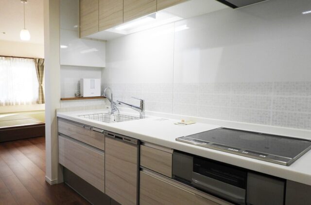 モノトーンにレンガが映えるシックな外観の回遊動線と収納が光る2階建て - 向洋ハウジング - キッチン