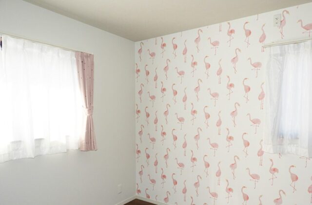 モノトーンにレンガが映えるシックな外観の回遊動線と収納が光る2階建て - 向洋ハウジング - 洋室