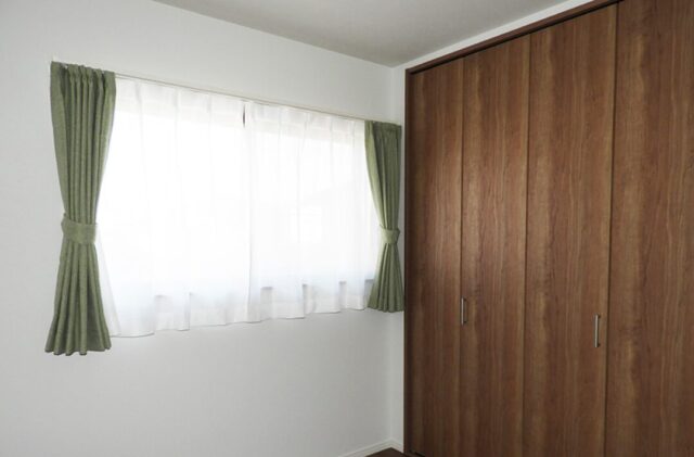 モノトーンにレンガが映えるシックな外観の回遊動線と収納が光る2階建て - 向洋ハウジング - 洋室