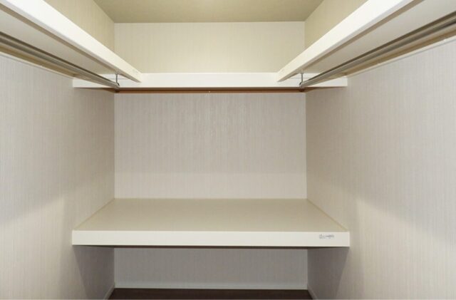 モノトーンにレンガが映えるシックな外観の回遊動線と収納が光る2階建て - 向洋ハウジング - WIC