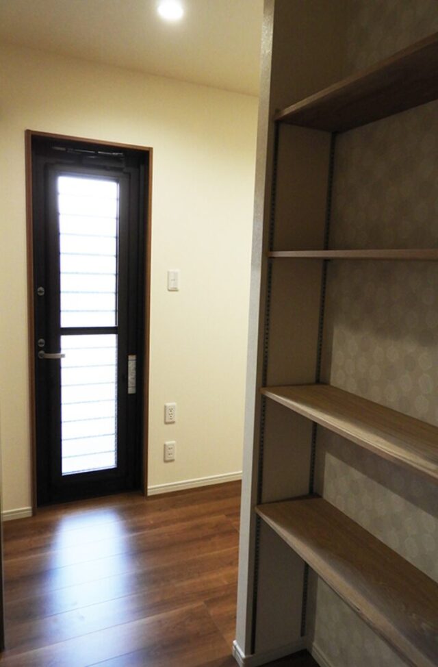 モノトーンにレンガが映えるシックな外観の回遊動線と収納が光る2階建て - 向洋ハウジング - 勝手口