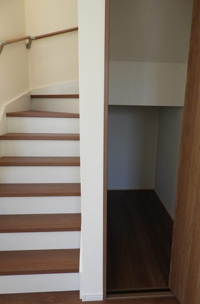 モノトーンにレンガが映えるシックな外観の回遊動線と収納が光る2階建て - 向洋ハウジング - 階段・収納