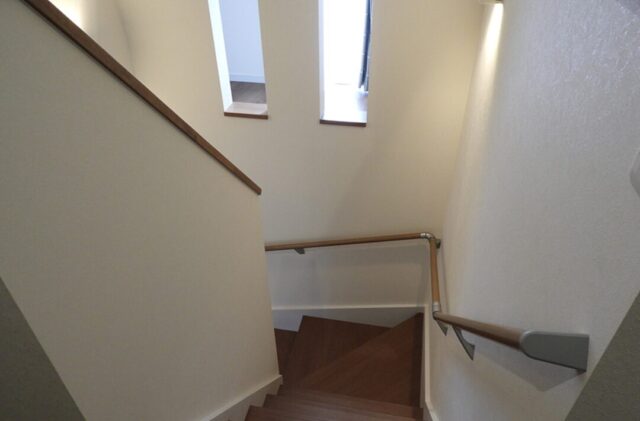 モノトーンにレンガが映えるシックな外観の回遊動線と収納が光る2階建て - 向洋ハウジング - 階段