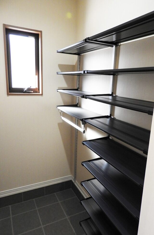 モノトーンにレンガが映えるシックな外観の回遊動線と収納が光る2階建て - 向洋ハウジング - 玄関収納