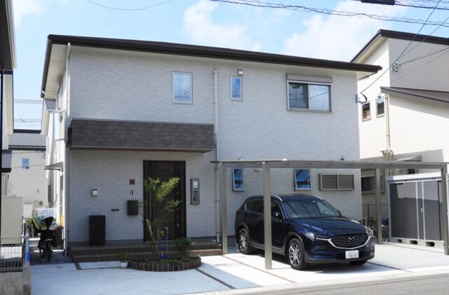 庇の温もりが映える外装と 家族の成長を見守る18畳リビングの2階建て - 向洋ハウジング - 外観