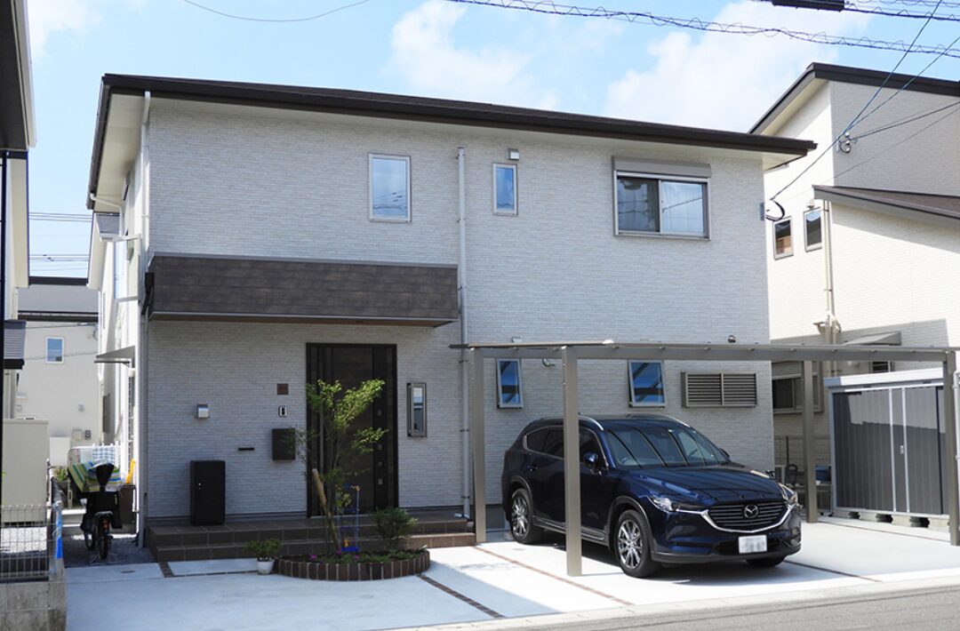 家族の成長を見守るスタディスペースのある2階建て