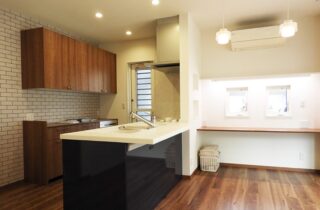 庇の温もりが映える外装と 家族の成長を見守る18畳リビングの2階建て - 向洋ハウジング - キッチン