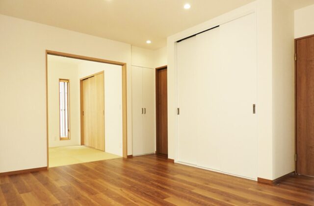 庇の温もりが映える外装と 家族の成長を見守る18畳リビングの2階建て - 向洋ハウジング - LDK・和室