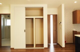 庇の温もりが映える外装と 家族の成長を見守る18畳リビングの2階建て - 向洋ハウジング - リビング