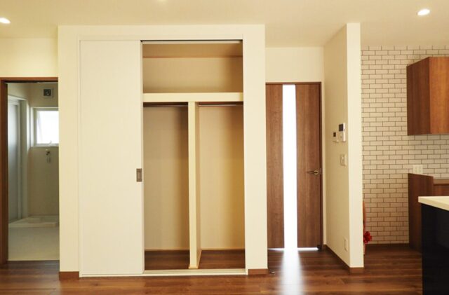 庇の温もりが映える外装と 家族の成長を見守る18畳リビングの2階建て - 向洋ハウジング - リビング