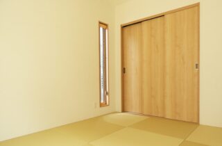 庇の温もりが映える外装と 家族の成長を見守る18畳リビングの2階建て - 向洋ハウジング - 和室