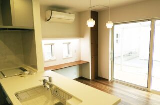 庇の温もりが映える外装と 家族の成長を見守る18畳リビングの2階建て - 向洋ハウジング - ダイニング