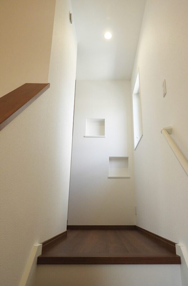 庇の温もりが映える外装と 家族の成長を見守る18畳リビングの2階建て - 向洋ハウジング - 階段