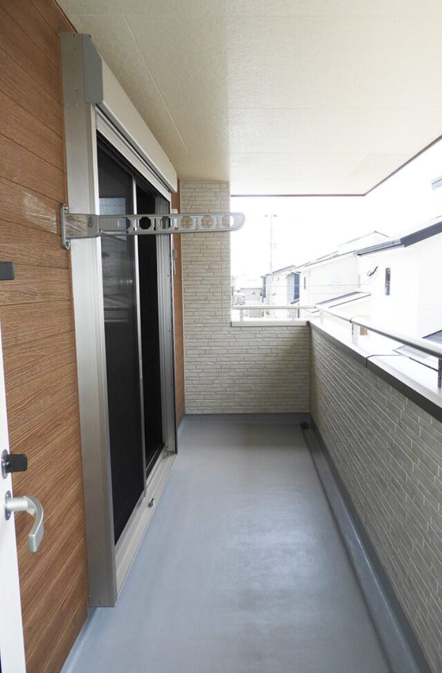 庇の温もりが映える外装と 家族の成長を見守る18畳リビングの2階建て - 向洋ハウジング - ベランダ