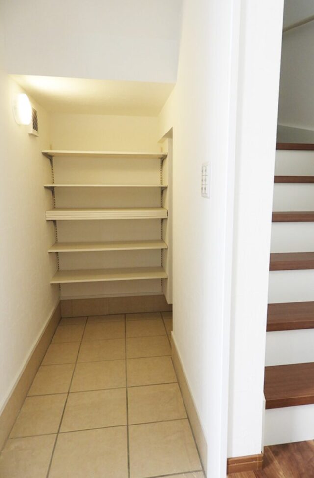 庇の温もりが映える外装と 家族の成長を見守る18畳リビングの2階建て - 向洋ハウジング - 階段・収納