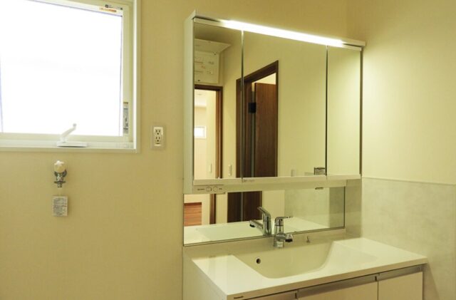 庇の温もりが映える外装と 家族の成長を見守る18畳リビングの2階建て - 向洋ハウジング - 洗面スペース