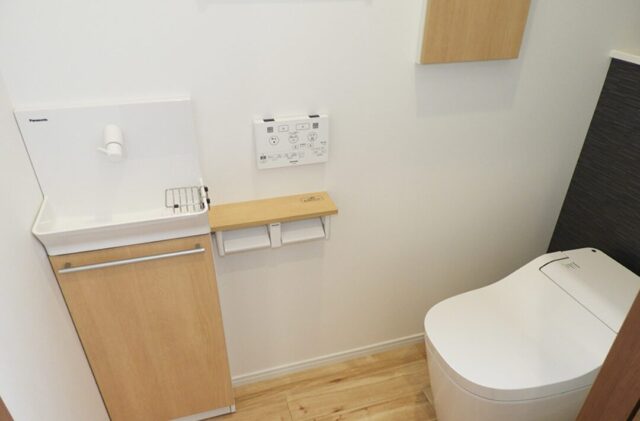 庇の温もりが映える外装と 家族の成長を見守る18畳リビングの2階建て - 向洋ハウジング - トイレ