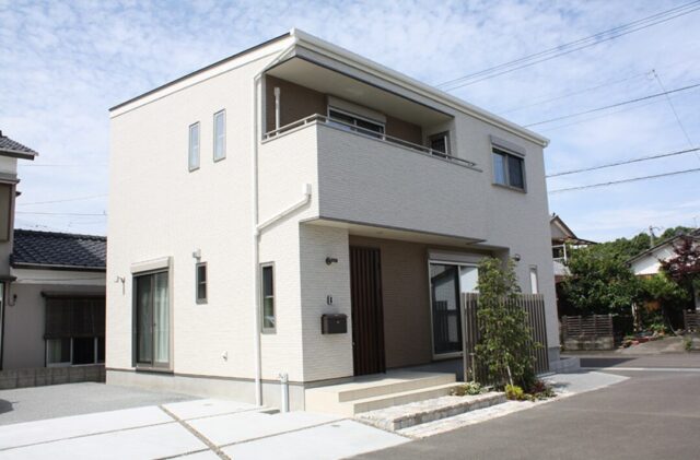 白が魅せる凛としたエレガントな佇まいと家事ラクの工夫が宿る2階建て - 向洋ハウジング - 外観