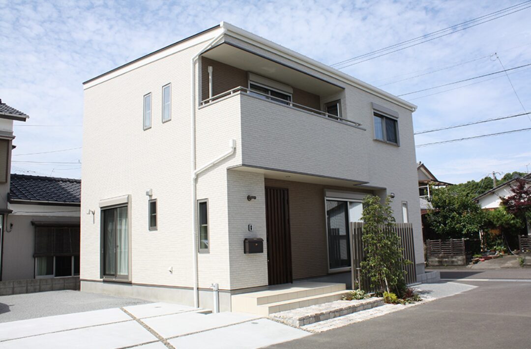 白基調の上品な外観に家事ラクの工夫がある2階建て