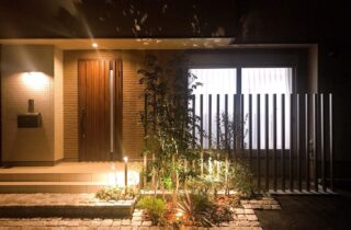 白が魅せる凛としたエレガントな佇まいと家事ラクの工夫が宿る2階建て - 向洋ハウジング - 夜・外観