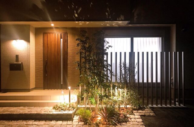 白が魅せる凛としたエレガントな佇まいと家事ラクの工夫が宿る2階建て - 向洋ハウジング - 夜・外観