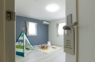 白が魅せる凛としたエレガントな佇まいと家事ラクの工夫が宿る2階建て - 向洋ハウジング - 洋室