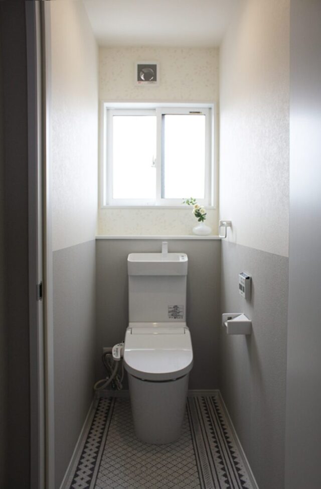 白が魅せる凛としたエレガントな佇まいと家事ラクの工夫が宿る2階建て - 向洋ハウジング - トイレ