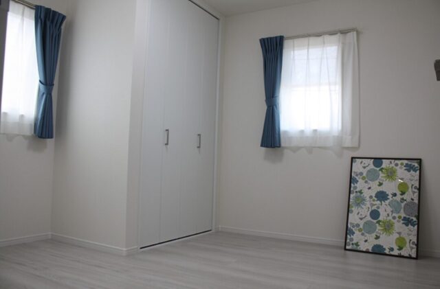 白が魅せる凛としたエレガントな佇まいと家事ラクの工夫が宿る2階建て - 向洋ハウジング - 洋室