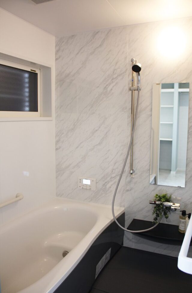 白が魅せる凛としたエレガントな佇まいと家事ラクの工夫が宿る2階建て - 向洋ハウジング - 浴室