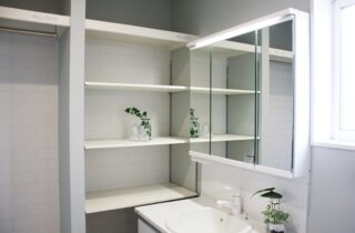 白が魅せる凛としたエレガントな佇まいと家事ラクの工夫が宿る2階建て - 向洋ハウジング - 洗面スペース