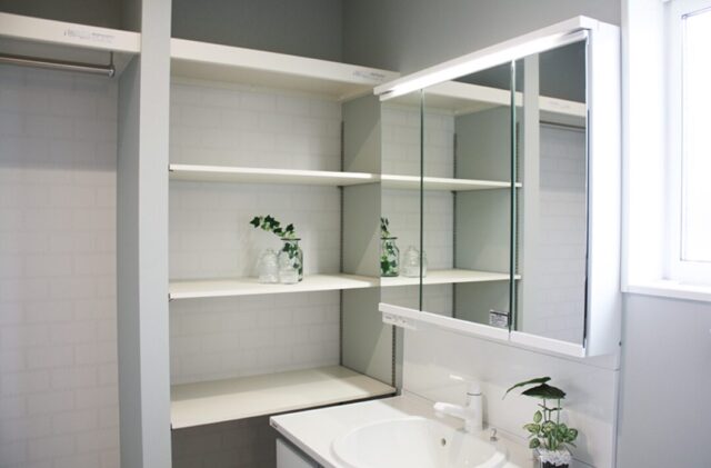 白が魅せる凛としたエレガントな佇まいと家事ラクの工夫が宿る2階建て - 向洋ハウジング - 洗面スペース