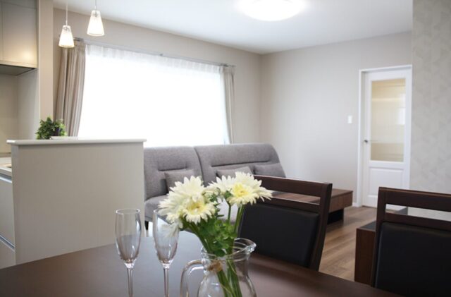 白が魅せる凛としたエレガントな佇まいと家事ラクの工夫が宿る2階建て - 向洋ハウジング - リビング